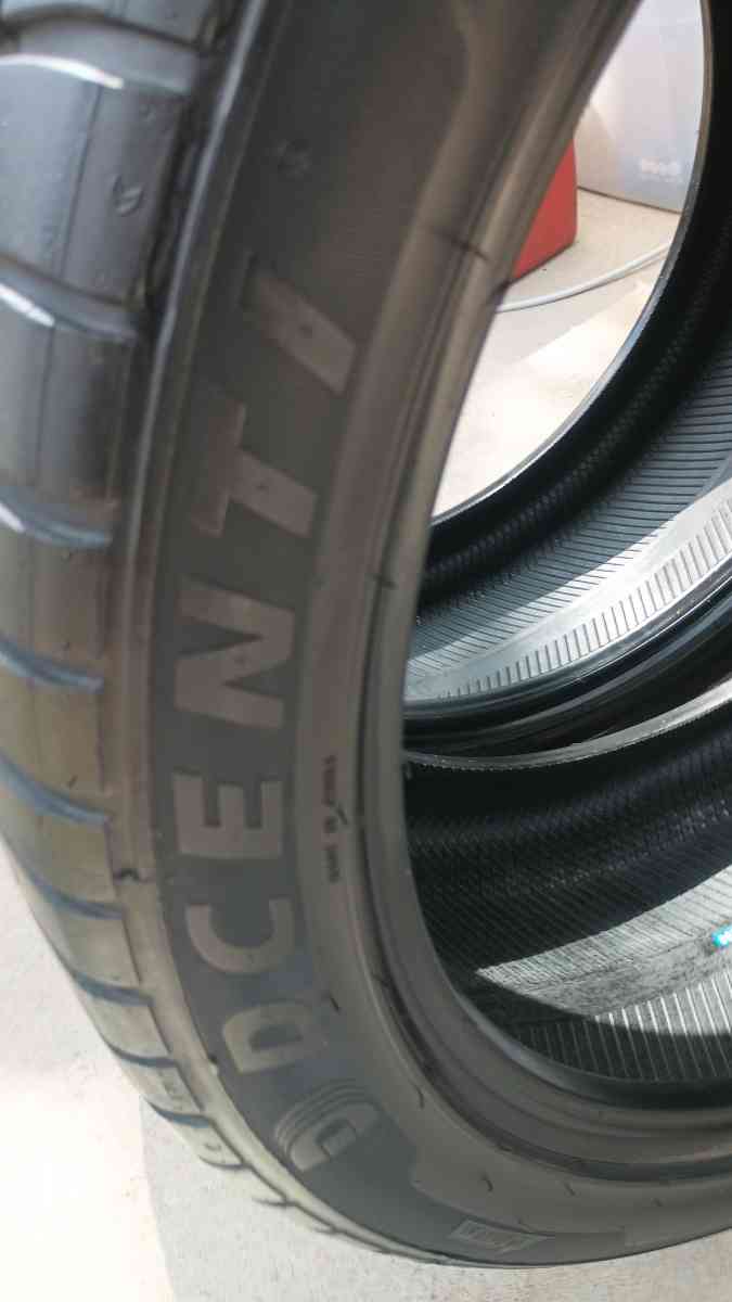 305 35 24 tires  1 pair matching - Springtown, Texas - FleaMarketBay