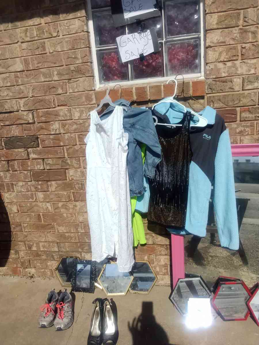 woman clothes and shoes hand bag and wallets - Lubbock, Texas