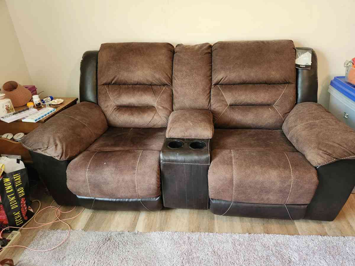 reclining love seat with console - Marlton, New Jersey - FleaMarketBay