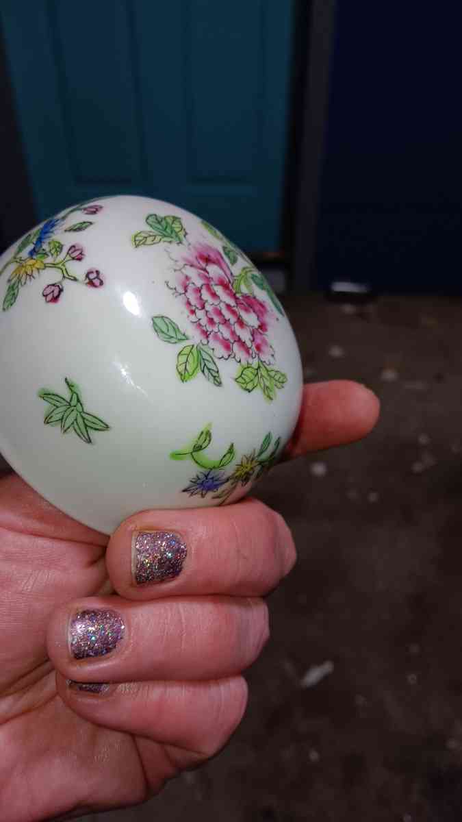 lord and Taylor hanpainted vase - Montgomery, Alabama - FleaMarketBay