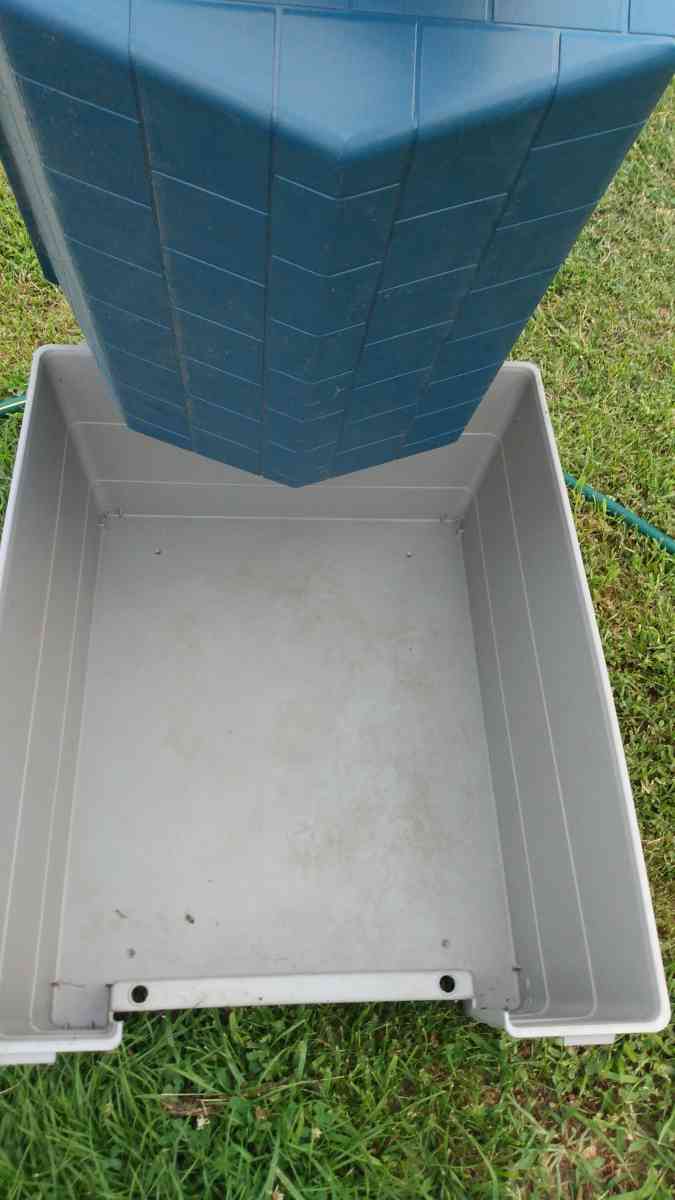 2 large dog houses - Charlotte Court House, Virginia - FleaMarketBay