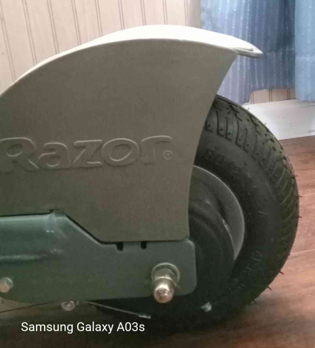 Razor Adult Electric Scooter E300 - Mooringsport, Louisiana - FleaMarketBay