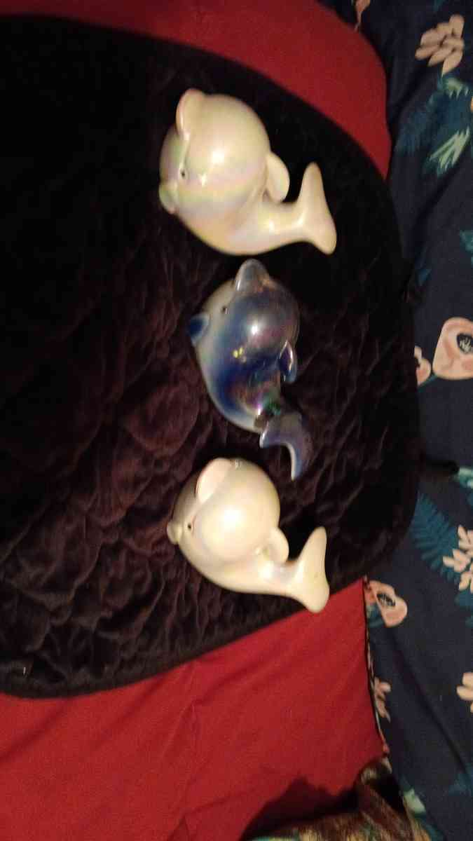 3 peice dohpin set with muti color light reflicting gloss - Seneca, South Carolina - FleaMarketBay