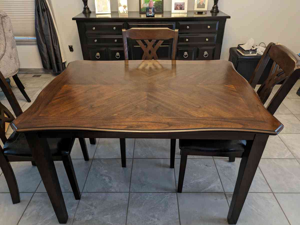 dining room table and chairs - Butler, Pennsylvania