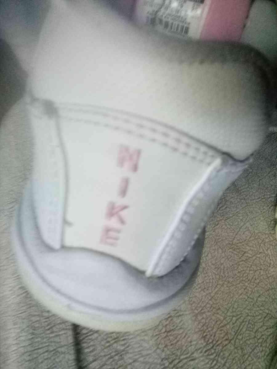 womens Nike shoes - Clarksville, Tennessee - FleaMarketBay