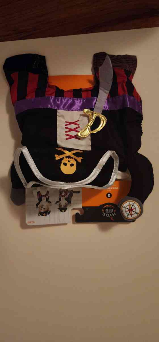 pet pirate Halloween costume - Brooklyn, New York - FleaMarketBay