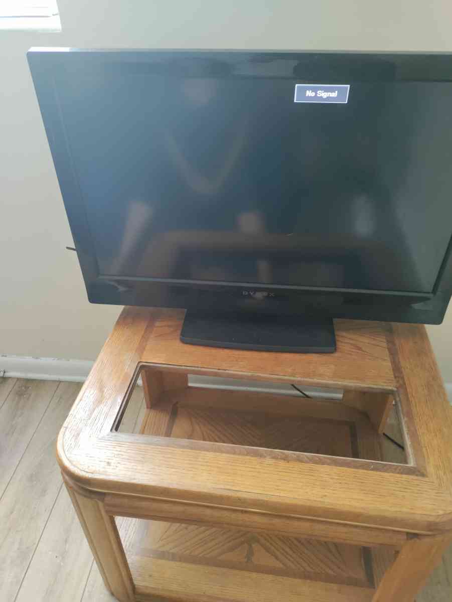dynex TV comes with TV stand - Altamonte Springs, Florida