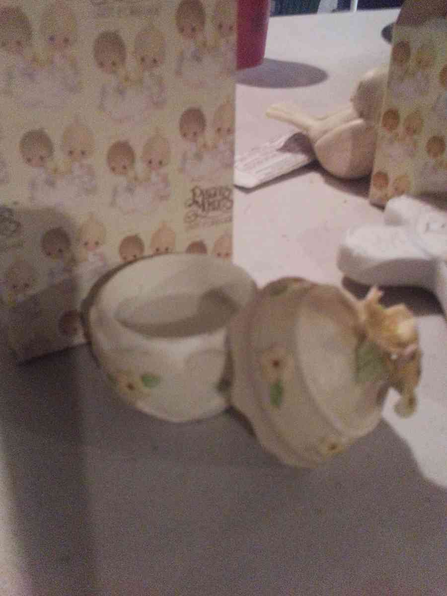 precious moments figurines vintage girl soccer - Southside, Tennessee - FleaMarketBay