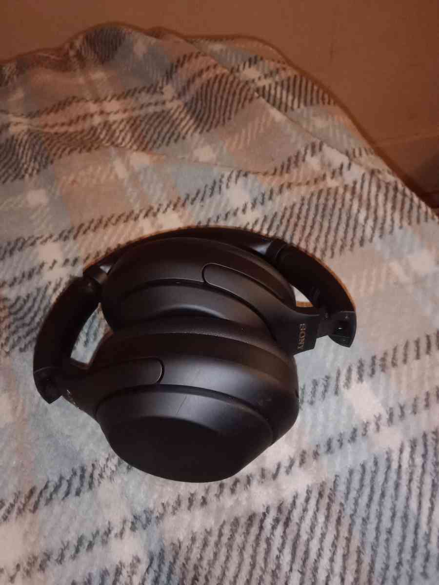Sony Bluetooth headphones - Detroit, Michigan - FleaMarketBay