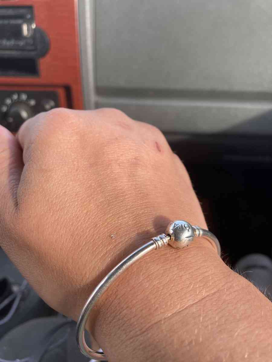 pandora silver kiss bangle - Bessemer, Alabama - FleaMarketBay