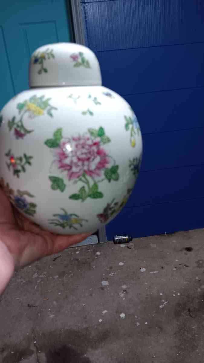 lord and Taylor hanpainted vase - Montgomery, Alabama - FleaMarketBay