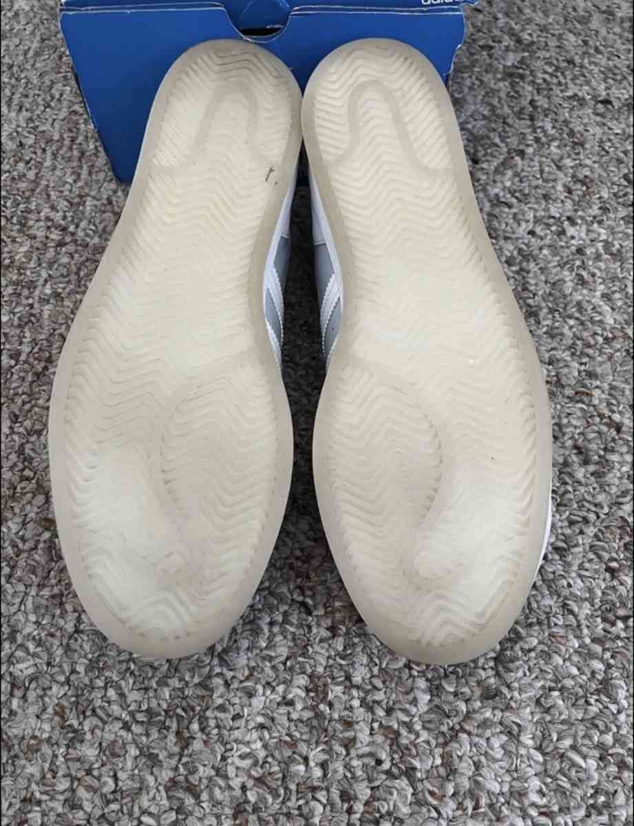 Addias shell top - Dedham, Massachusetts - FleaMarketBay