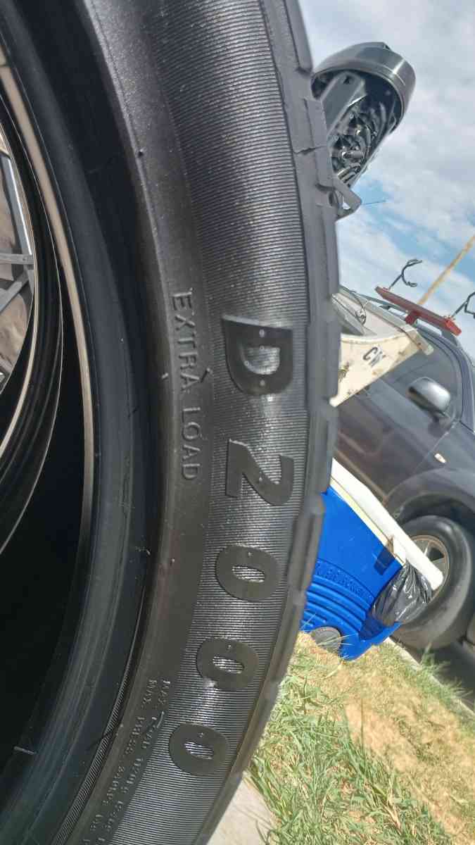 305 35 24 tires  1 pair matching - Springtown, Texas - FleaMarketBay