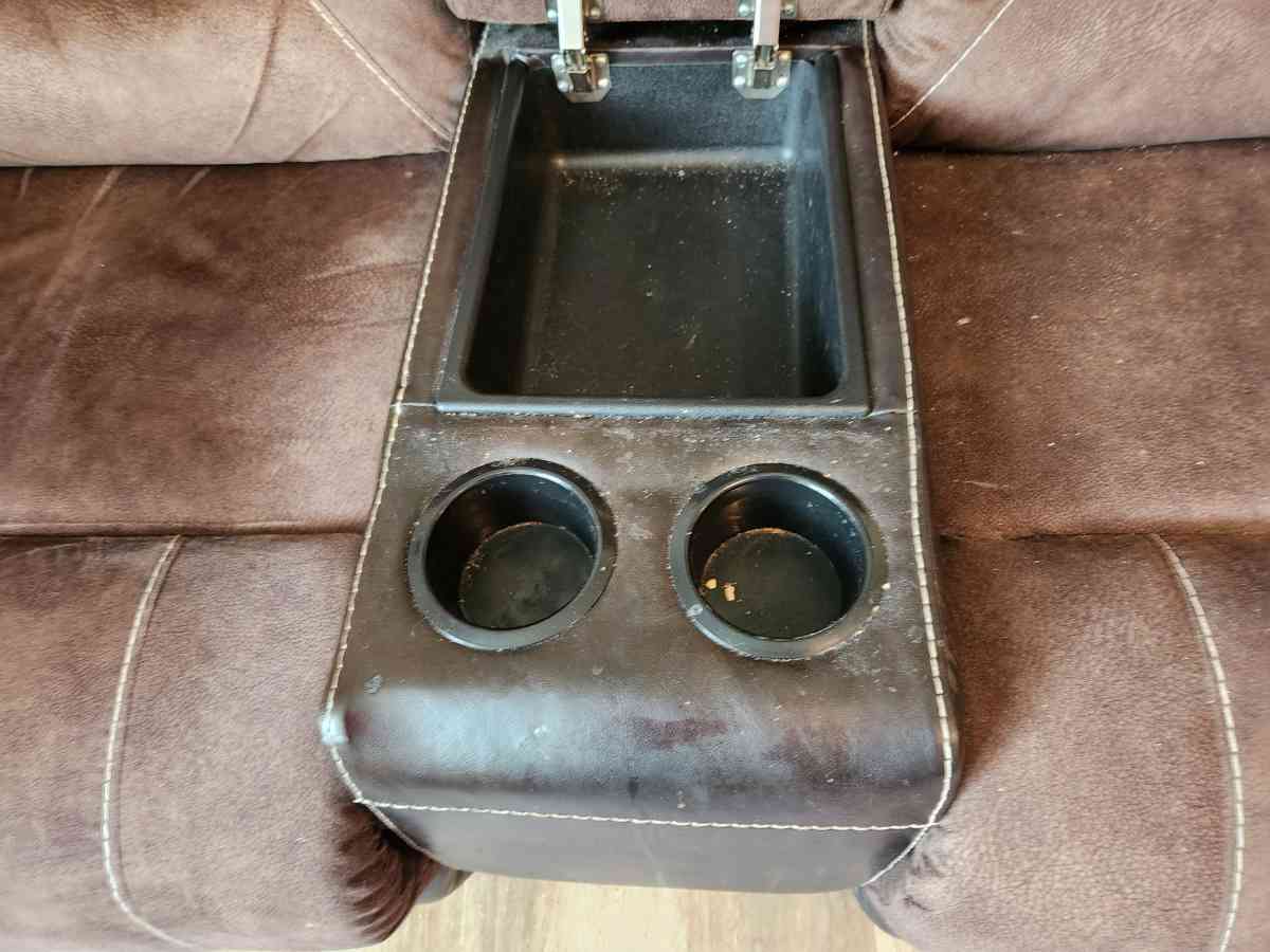 reclining love seat with console - Marlton, New Jersey - FleaMarketBay