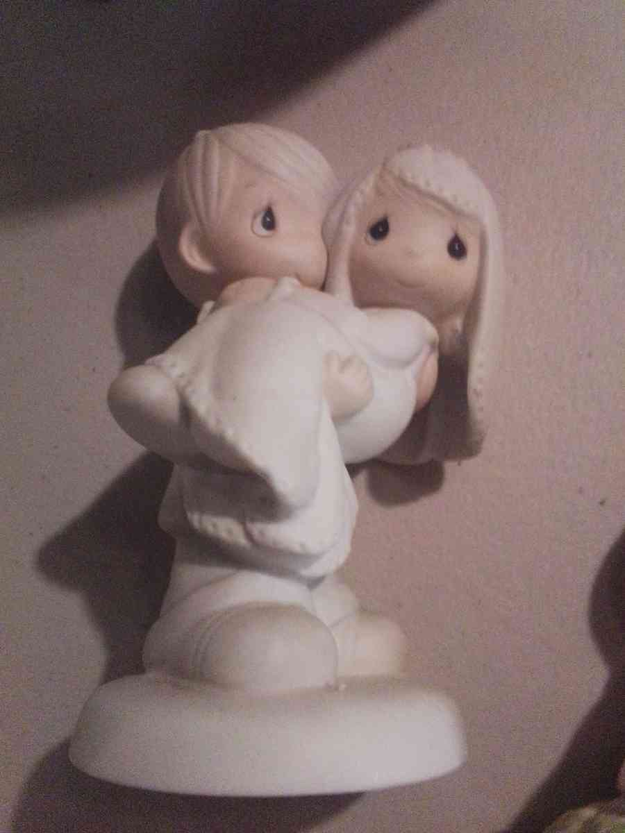 precious moments figurines vintage girl soccer - Southside, Tennessee - FleaMarketBay