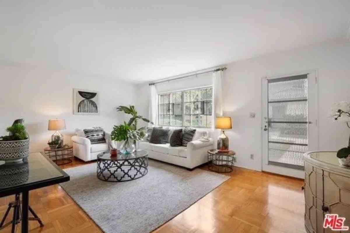 its a 1 bed 1 bath available for rent - Los Angeles, California - FleaMarketBay