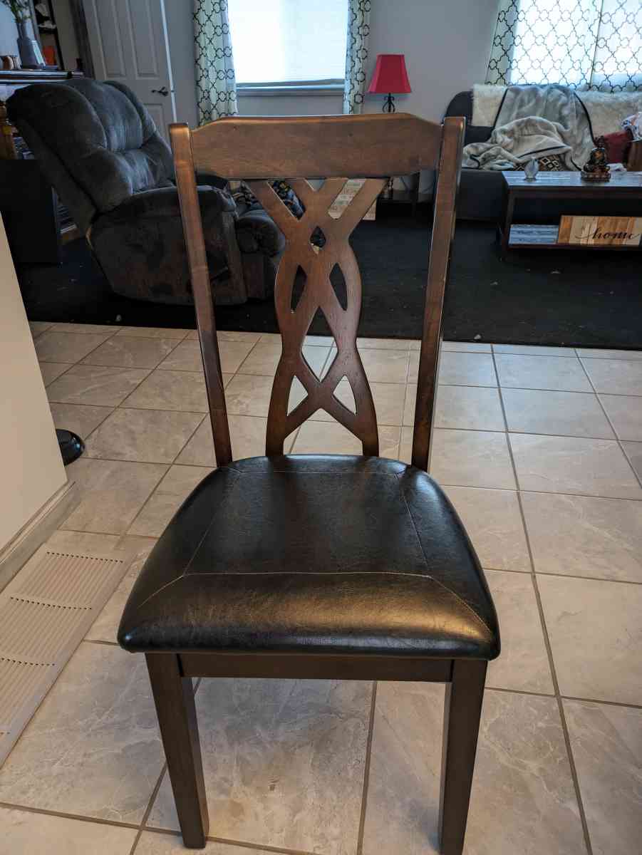 dining room table and chairs - Butler, Pennsylvania - FleaMarketBay