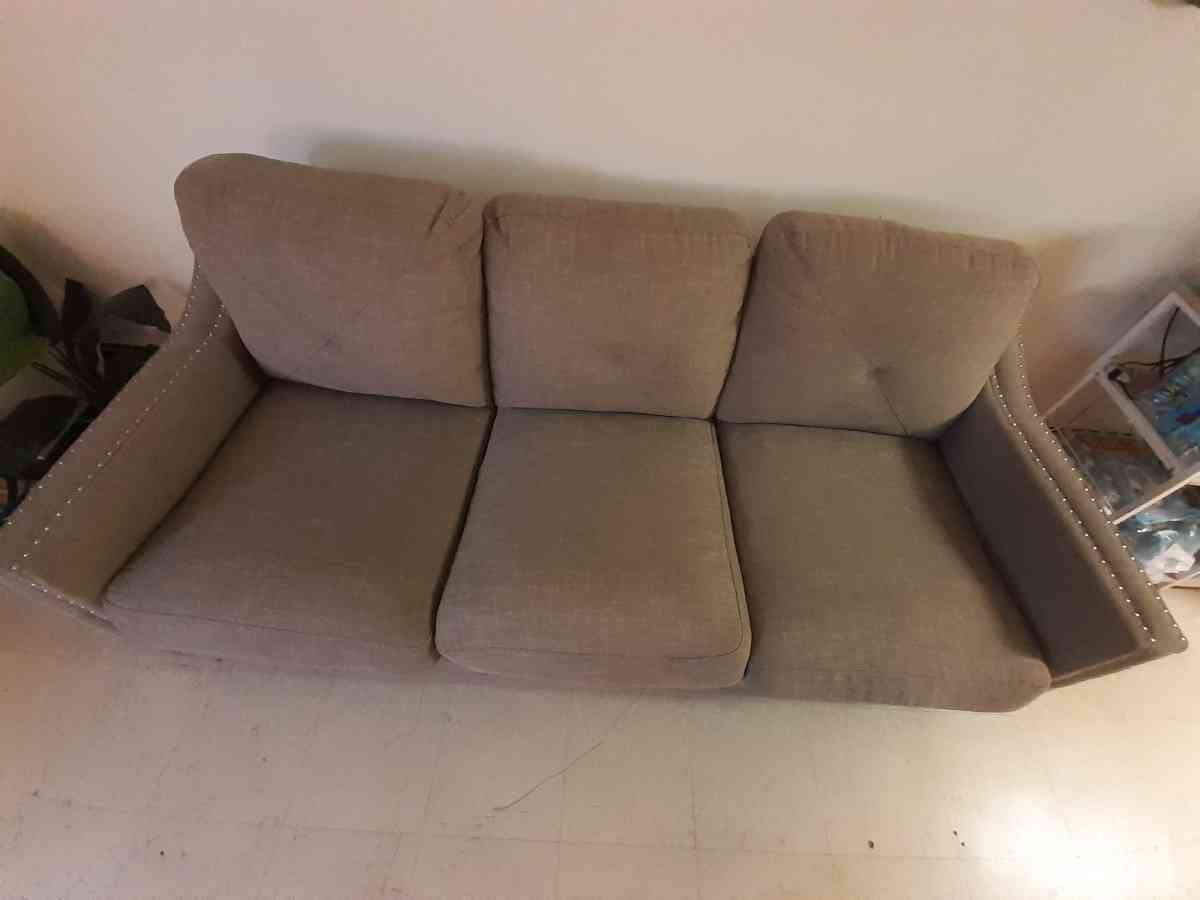 I am selling a sofa for the living room - Linden, New Jersey