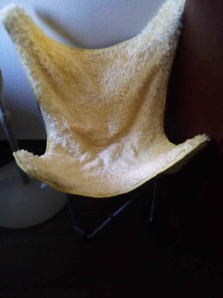 fold able yellow chair - Phoenix, Arizona - FleaMarketBay