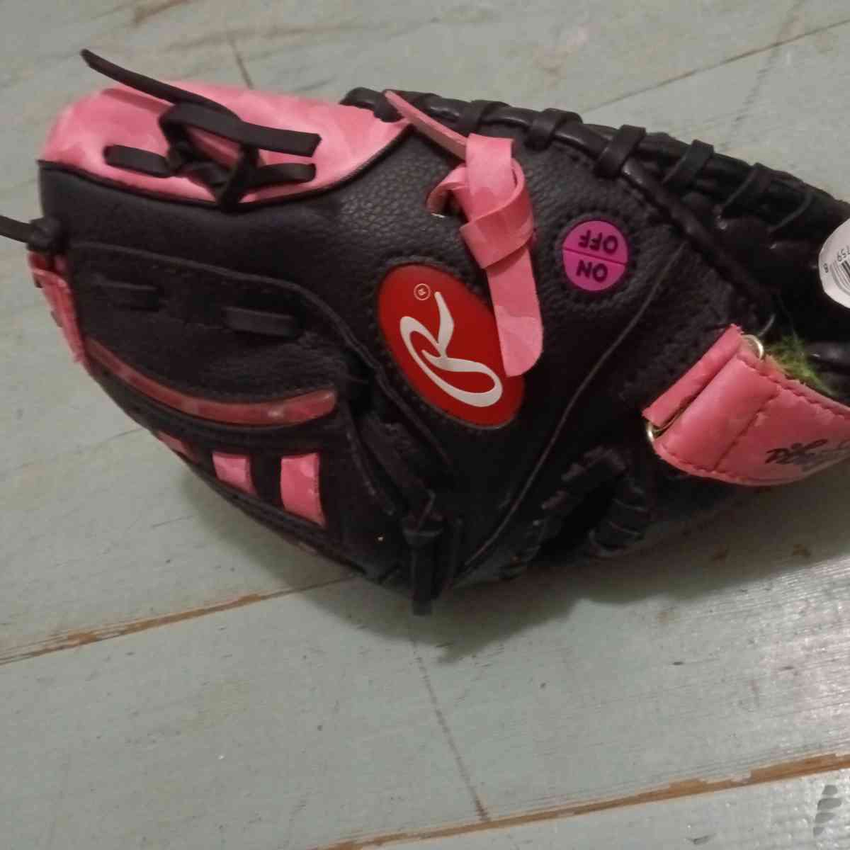 pink softball glove - Bluff, Utah - FleaMarketBay