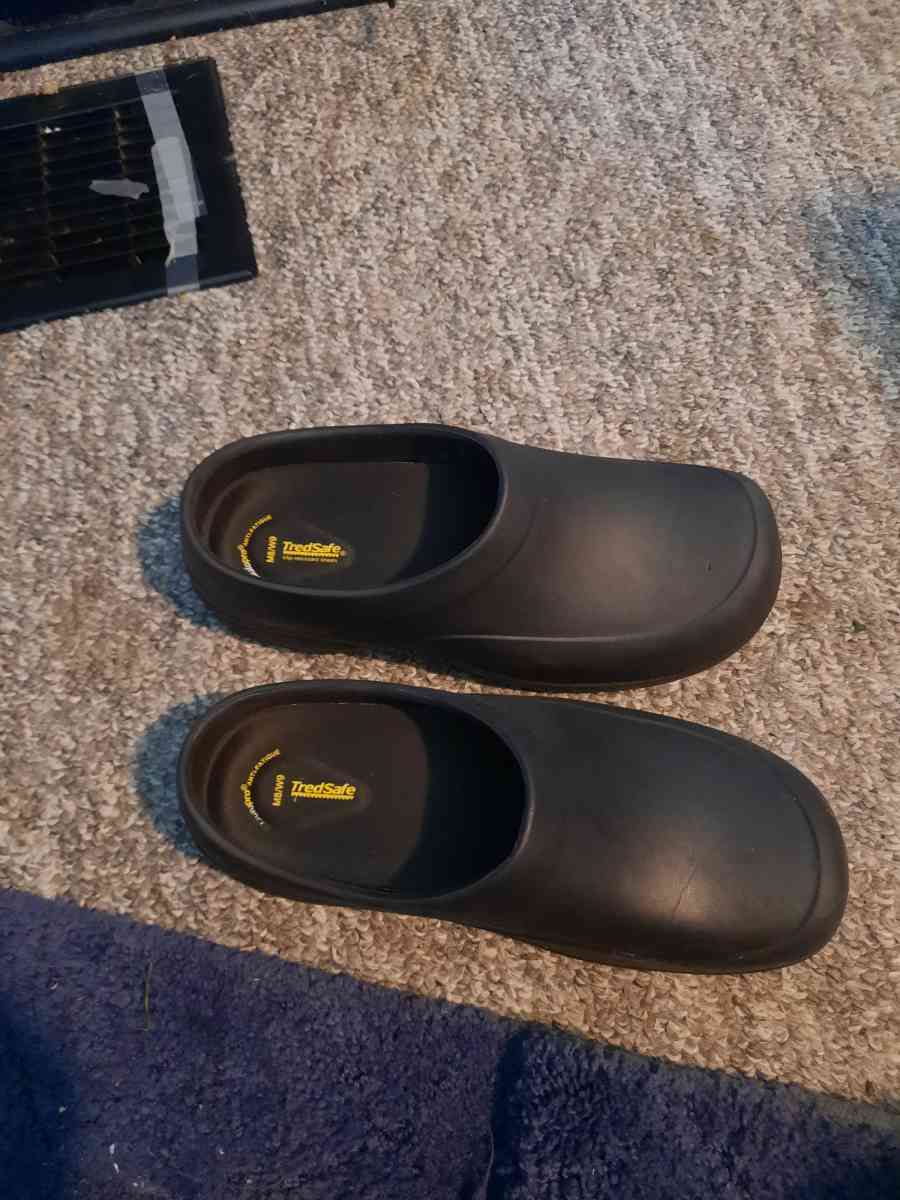 shoes size 8 slip resistant shoes  brand new wore once - Magnolia, Illinois
