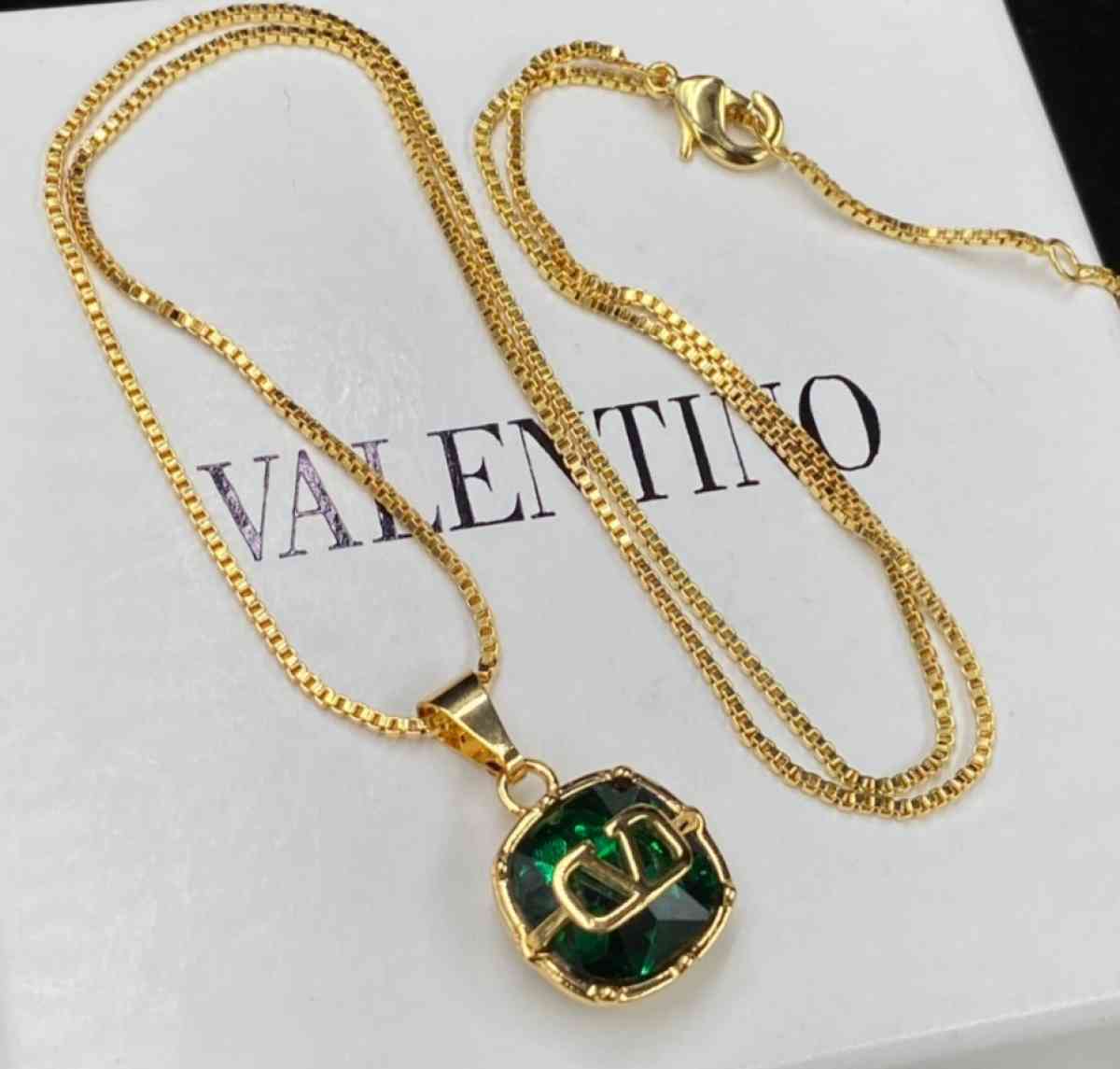 Valentino set fine jewelry - Adelanto, California - FleaMarketBay