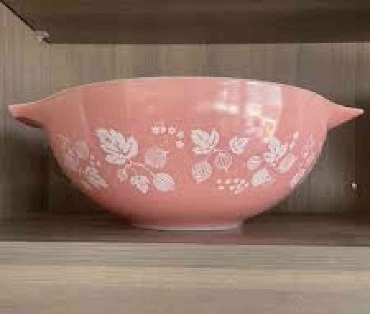 pink pyrex set - South Solon, Ohio - FleaMarketBay