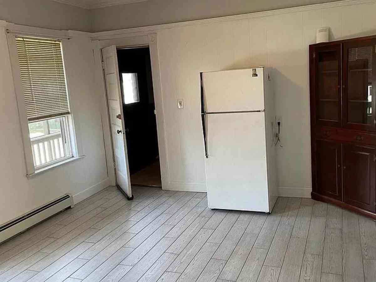 Highlands Neighborhood Lowell Massachusetts Apartment - Lowell, Massachusetts - FleaMarketBay