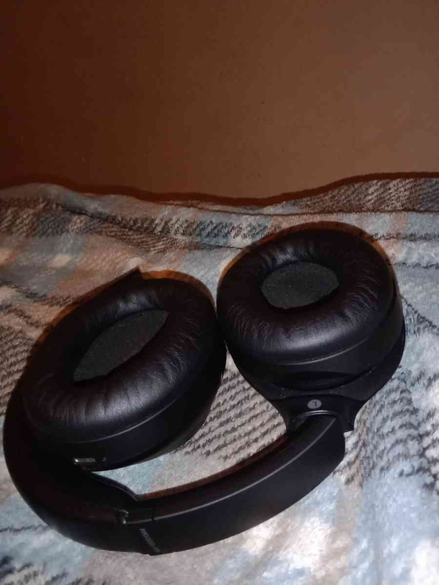 Sony Bluetooth headphones - Detroit, Michigan - FleaMarketBay