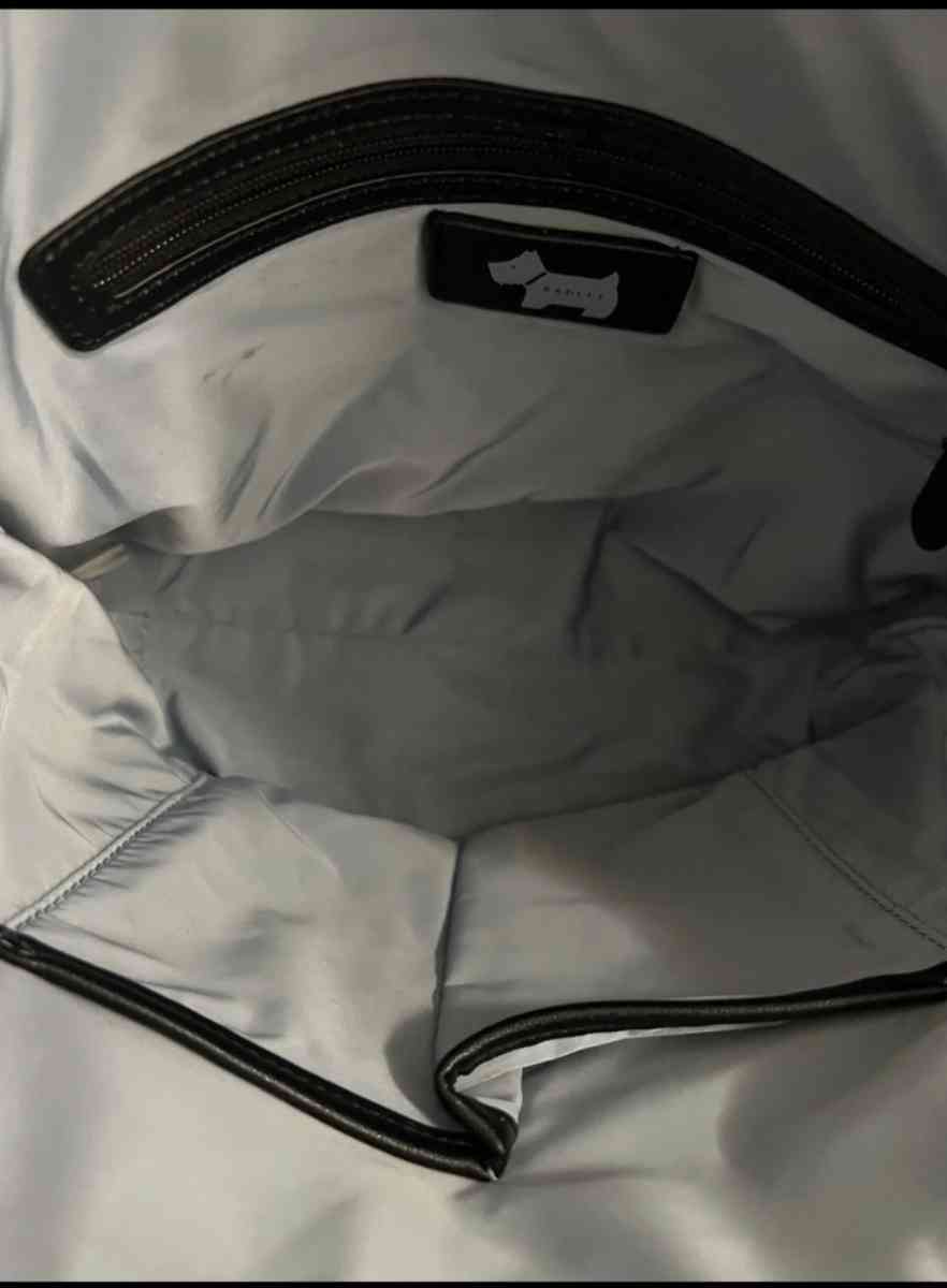 Radley Messenger Crossbody PreOwned - Dedham, Massachusetts - FleaMarketBay