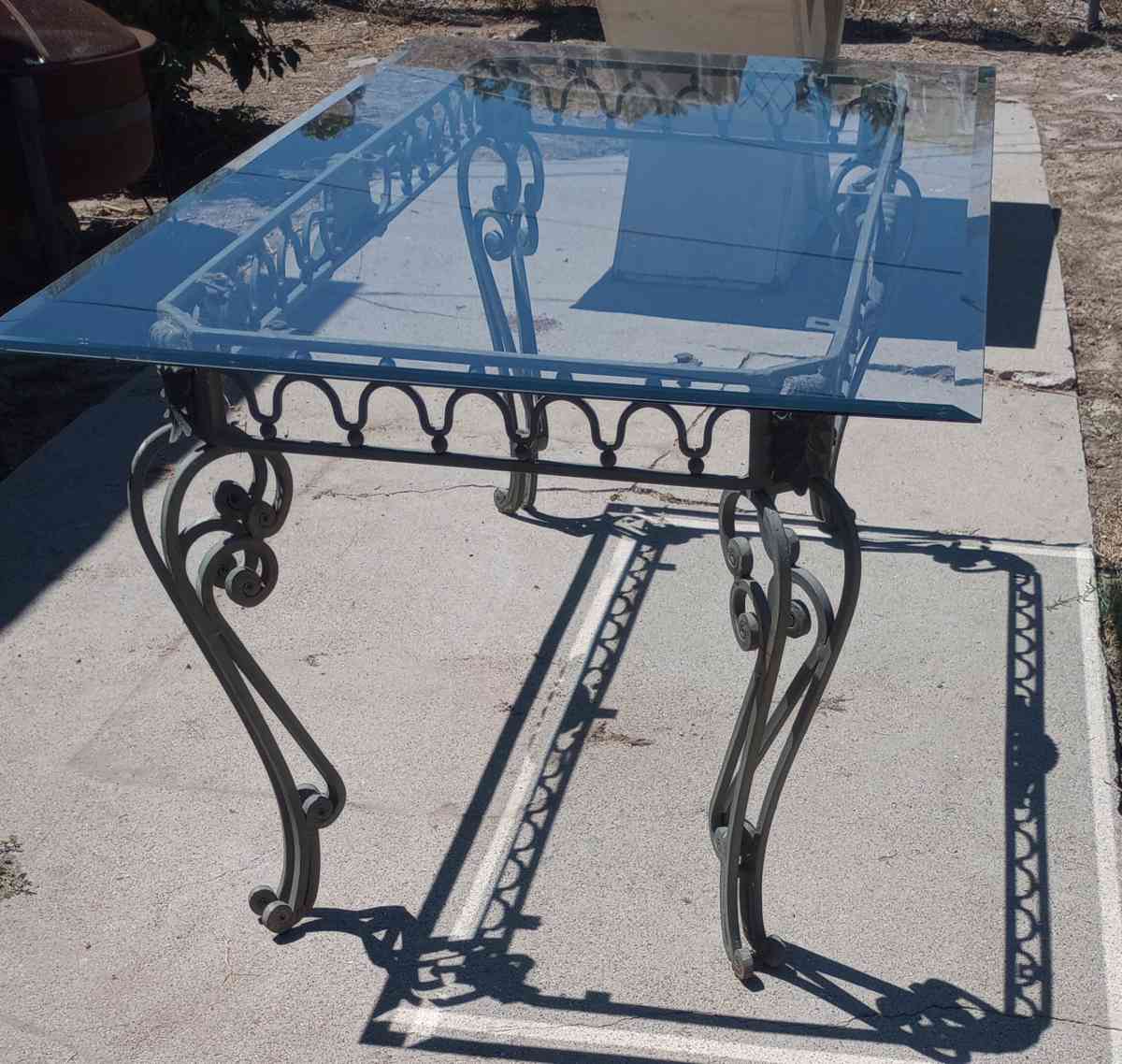 GLASS TABLE - San Bernardino, California - FleaMarketBay