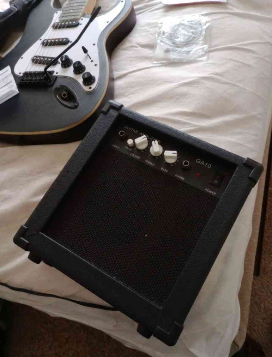 electric guitar - Hampton, Virginia - FleaMarketBay