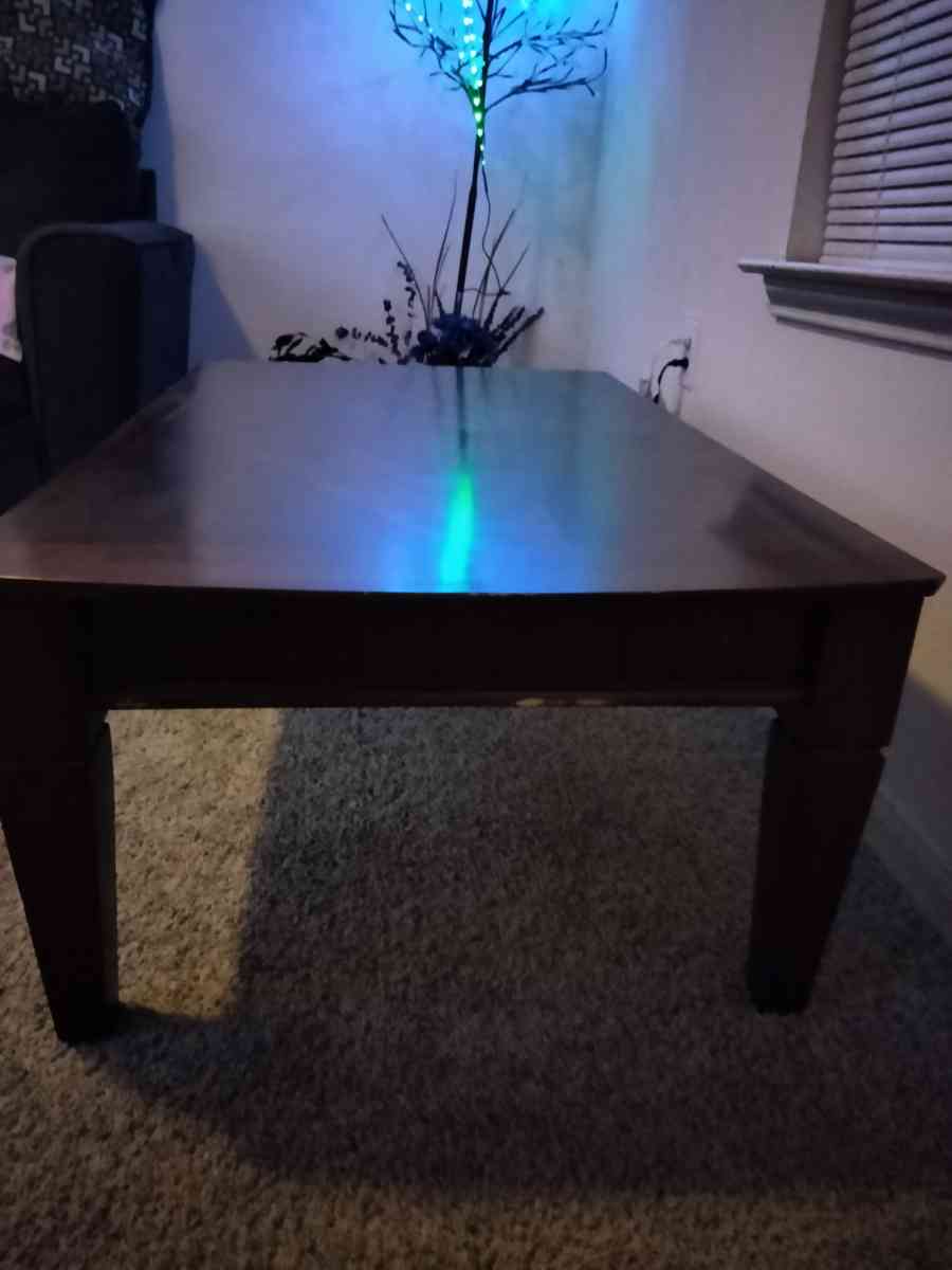 wood coffee table - Los Fresnos, Texas - FleaMarketBay
