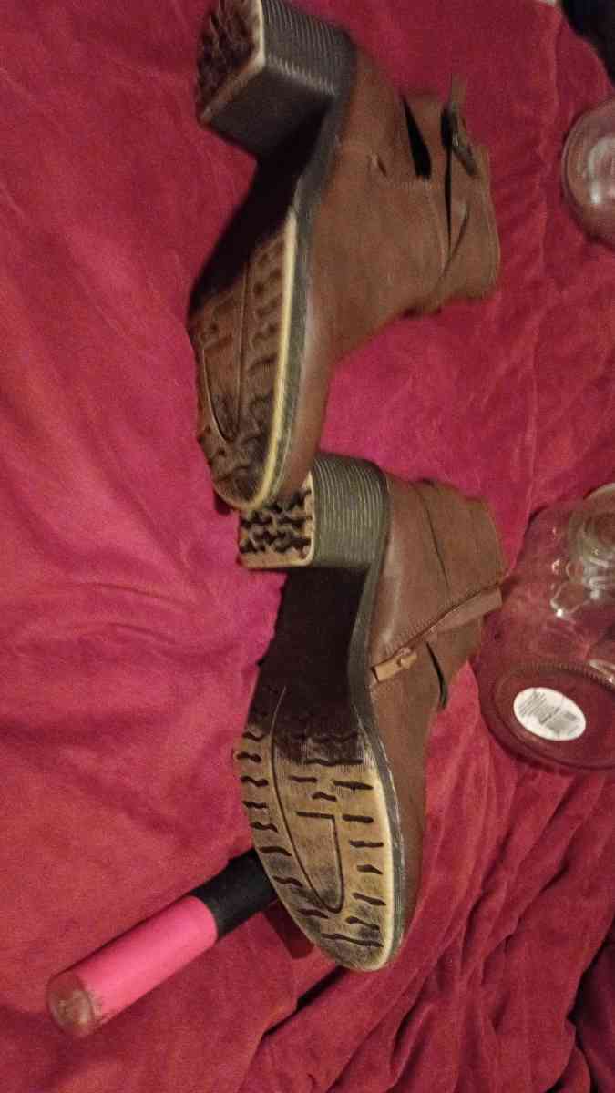 size 9 brown ankle paint boots - Seneca, South Carolina - FleaMarketBay