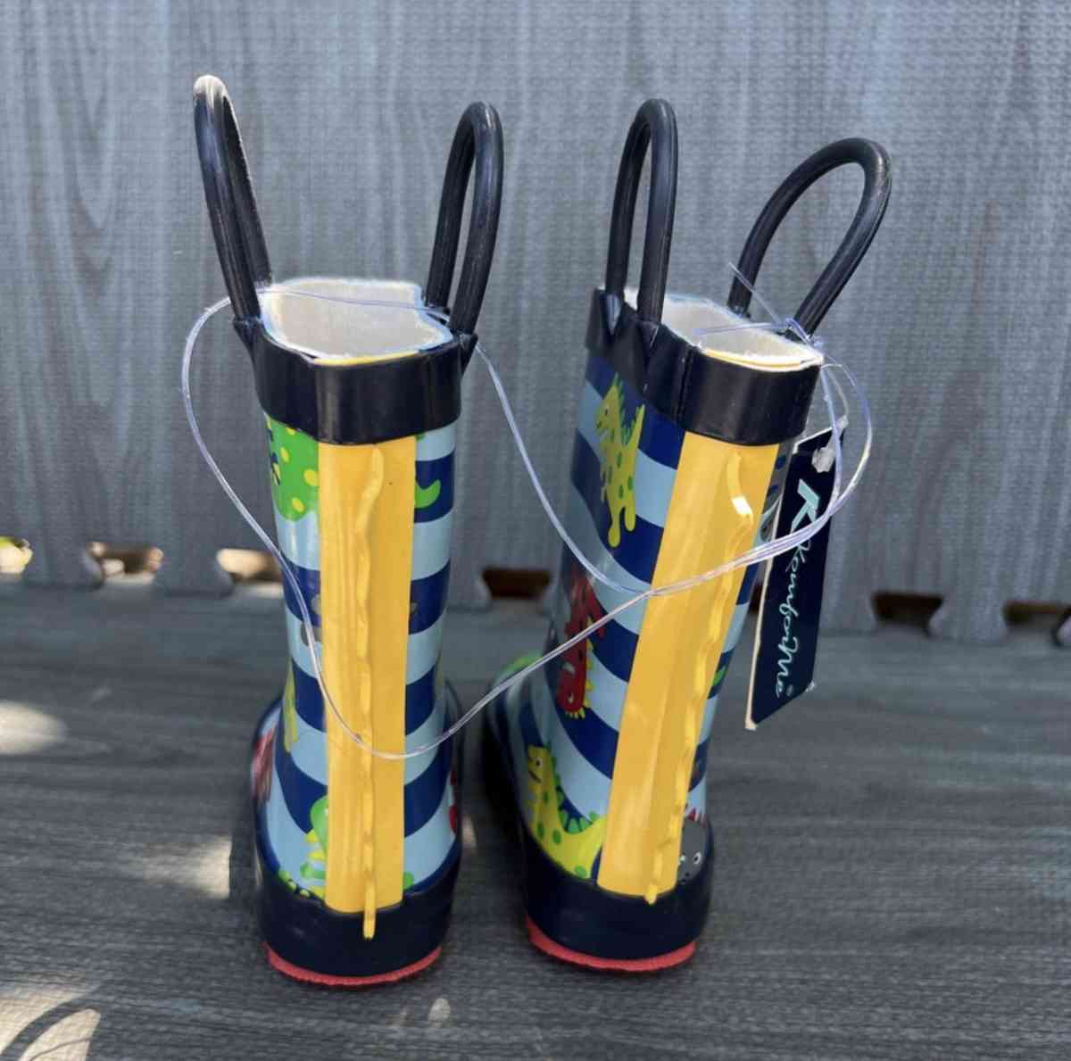 kids rain boots size 5 - Huntington Park, California - FleaMarketBay