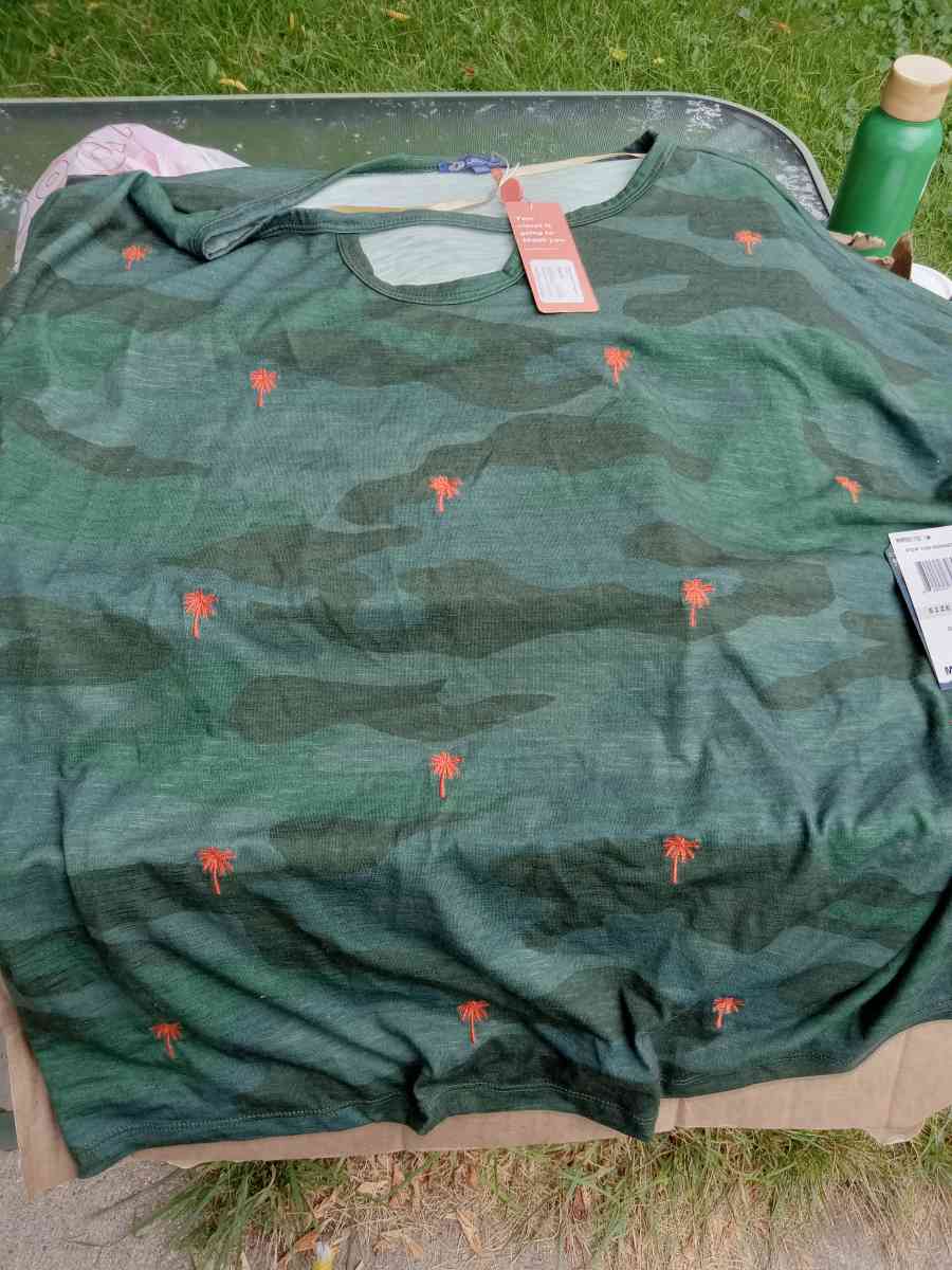 womans tops - South Milwaukee, Wisconsin - FleaMarketBay