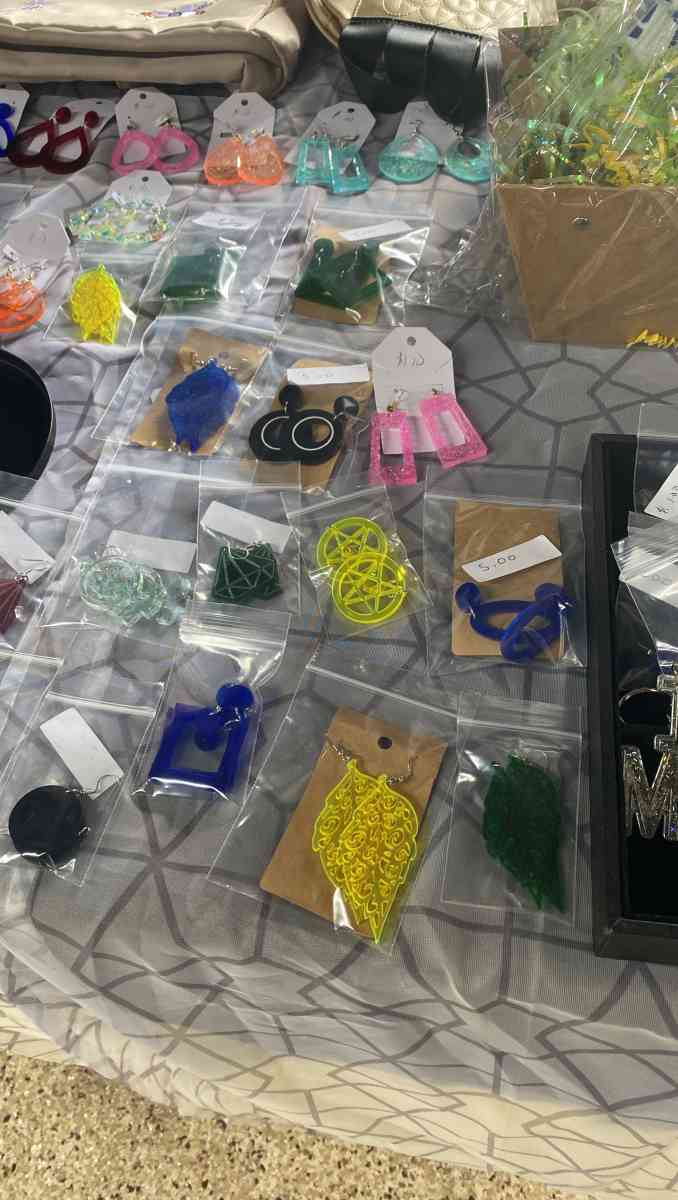 earrings and keychains - Daytona Beach, Florida - FleaMarketBay