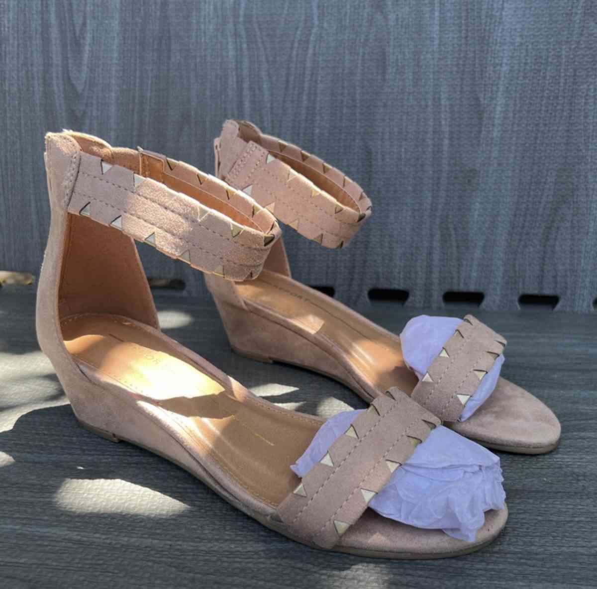 nude sandals size 6 and a half - Huntington Park, California