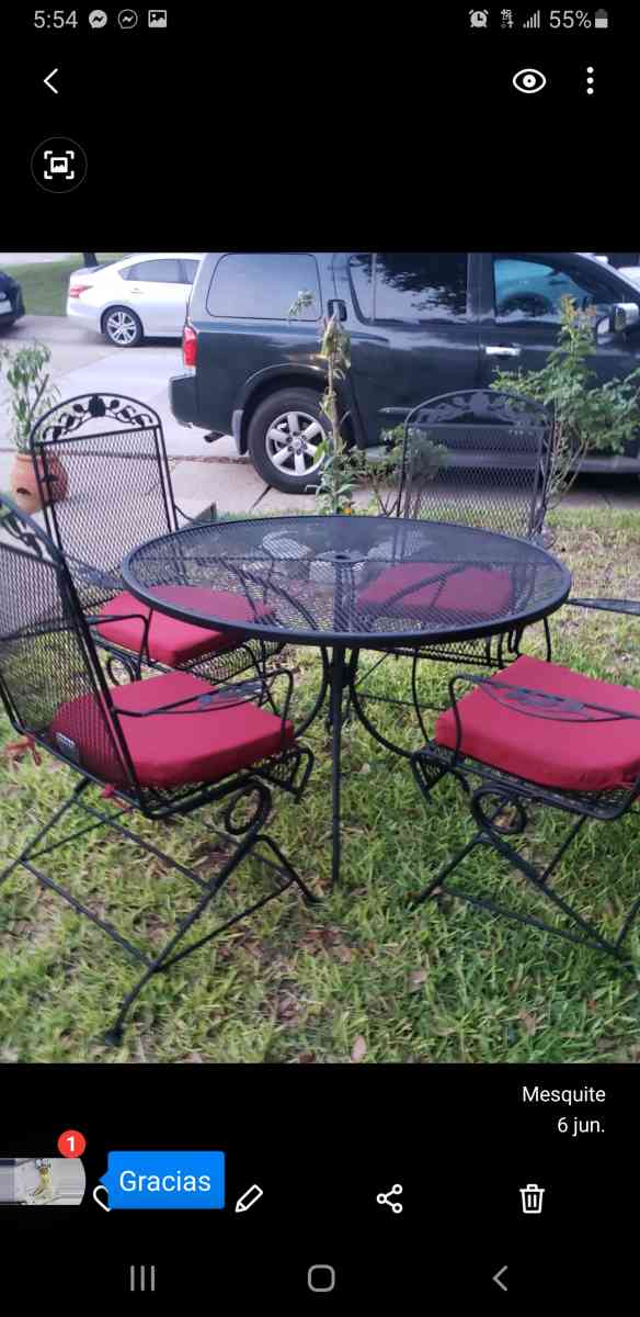 Mesa de patio de fierro con sillas umbrella Cojines Todo New - Dallas, Texas - FleaMarketBay