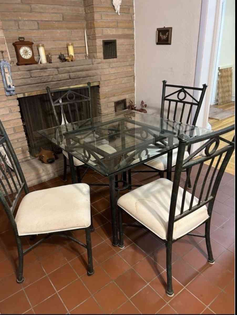 kitchen table with chairs - Clinton, Tennessee