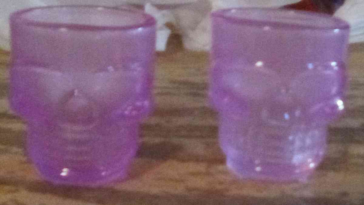 3D skull shot glasses glow in the dark UV - Woodsboro, Texas - FleaMarketBay