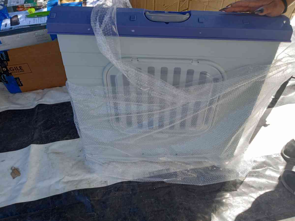 plastic dog house - Stockton, California