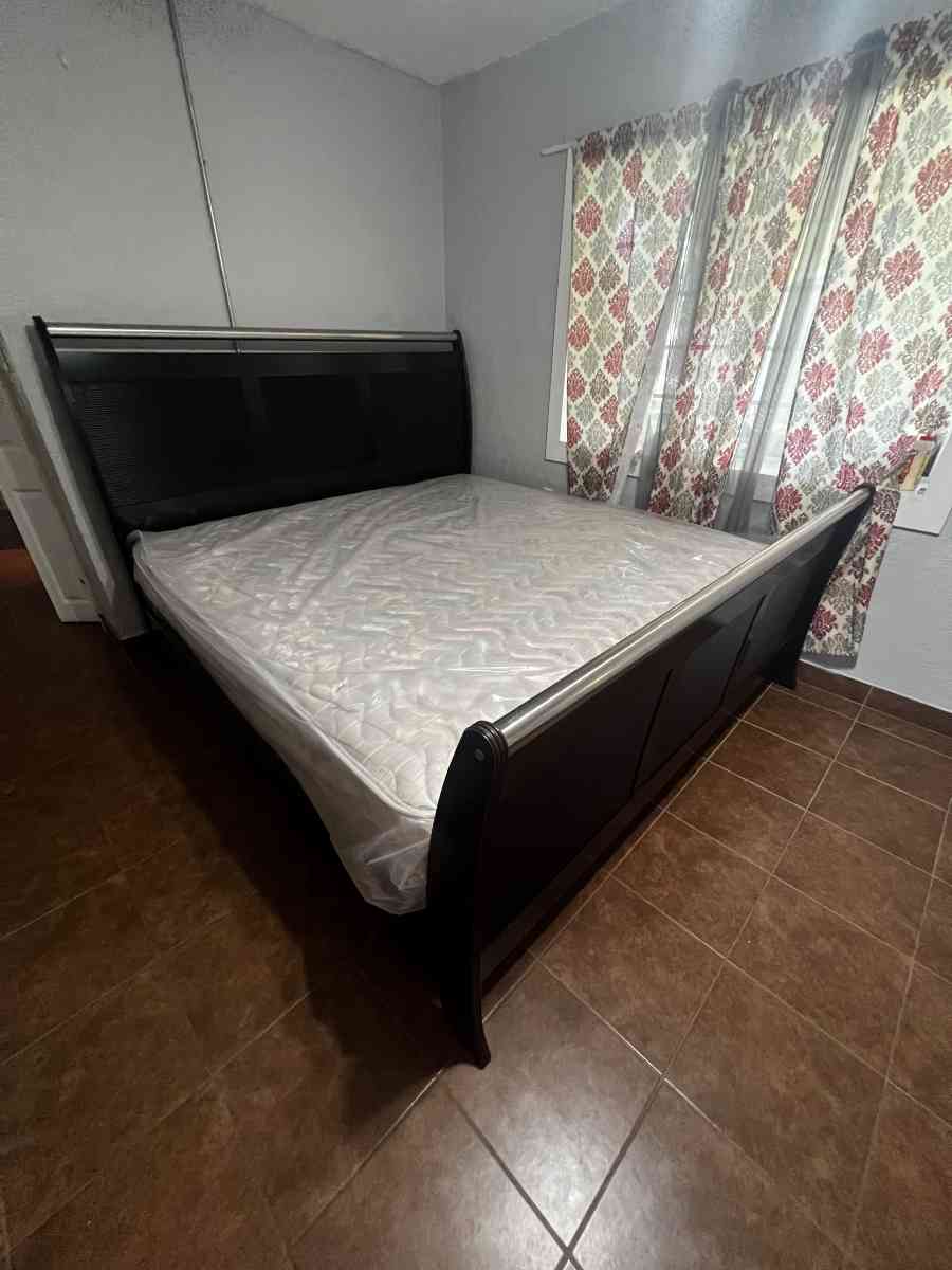 King size bed - Houston, Texas