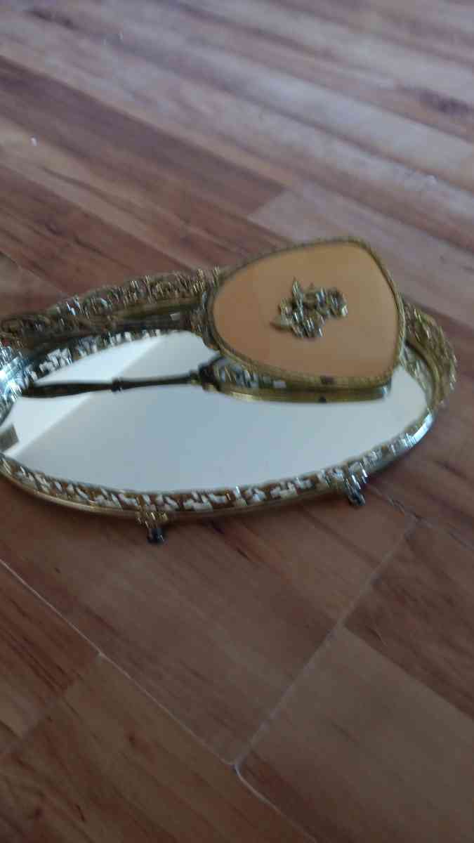 Antique mirror and make up set - Burns Flat, Oklahoma - FleaMarketBay