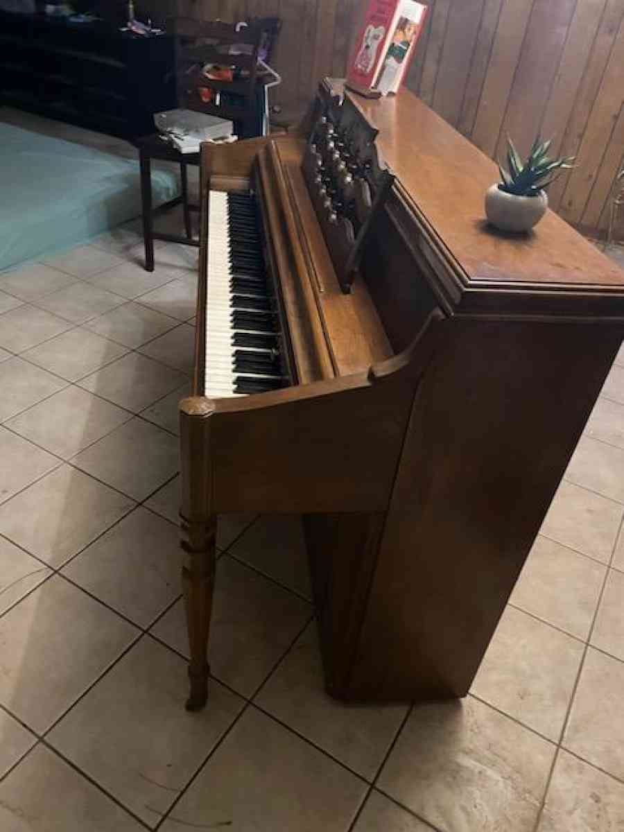 Vintage Piano Wurlitzer Original - Lafayette, Louisiana