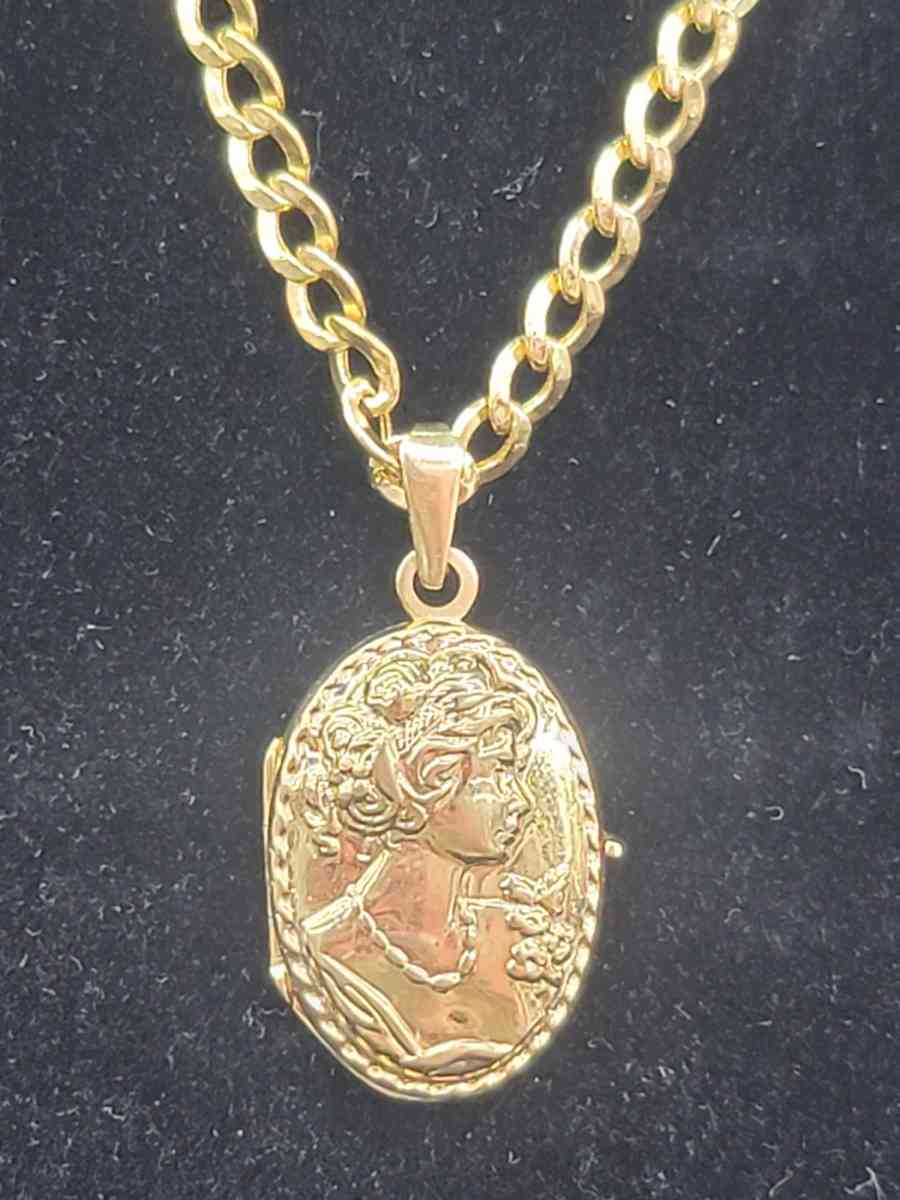 14K Gold Chain Hollow Cuban W Photo Charm 185 Grams 24 - Bronx, New York