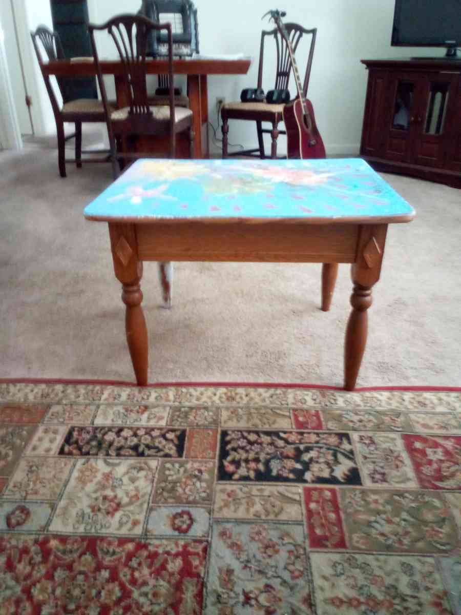 pretty table for the kids 3ft high 3 by 3 top - Fort Oglethorpe, Georgia - FleaMarketBay