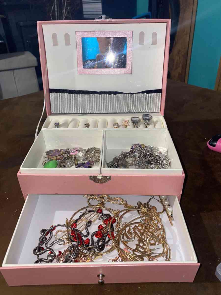 Makeup box  Jewelry Box Earrings - Corning, California - FleaMarketBay