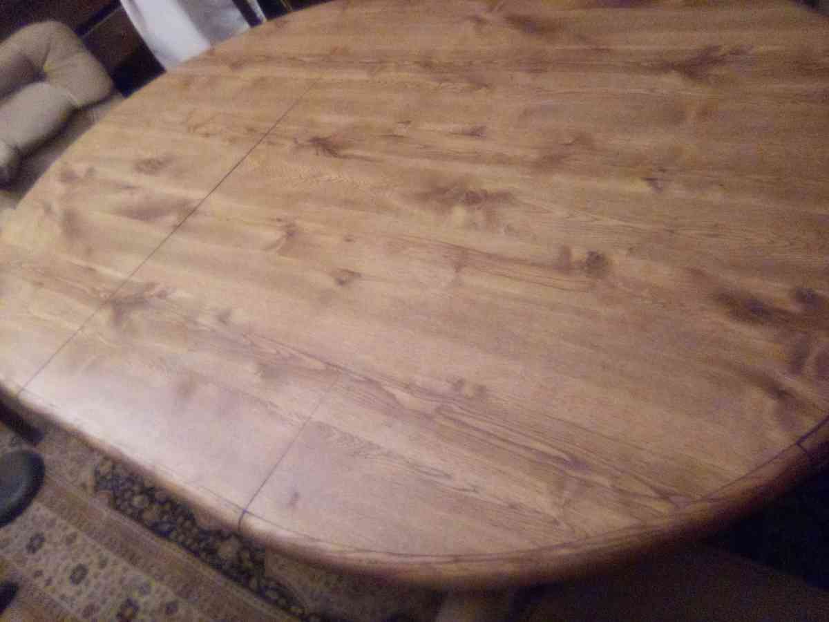 oak table and comfy chairs - Yakima, Washington - FleaMarketBay