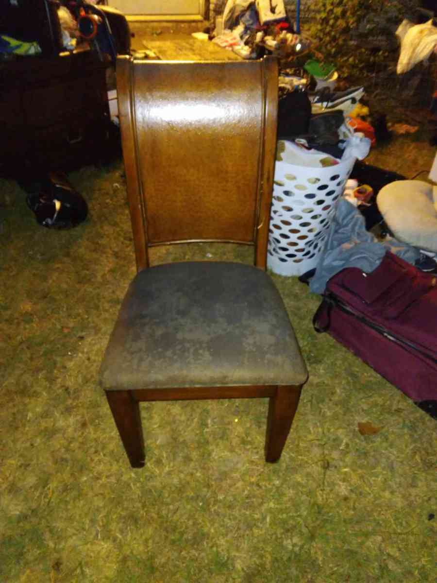 Ashley ostrich skin glass table - Florence, Alabama